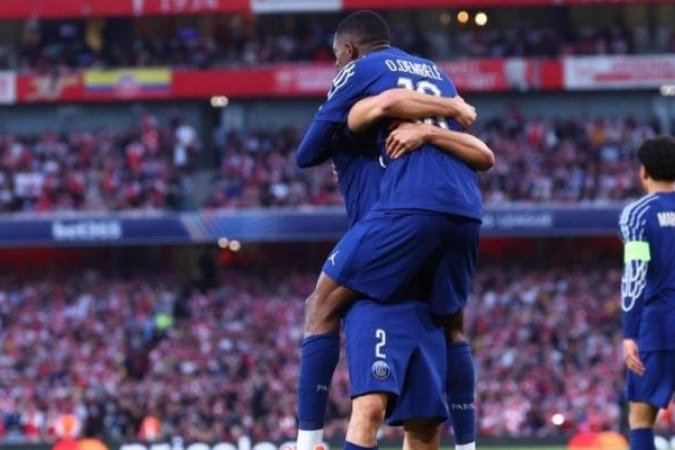Hakimi e Dembélé comemoram o gol da vitória sobre o Arsenal - (crédito: Foto: Divulgação) Hakimi e Dembélé comemoram o gol da vitória sobre o Arsenal - (crédito: Foto: Divulgação)