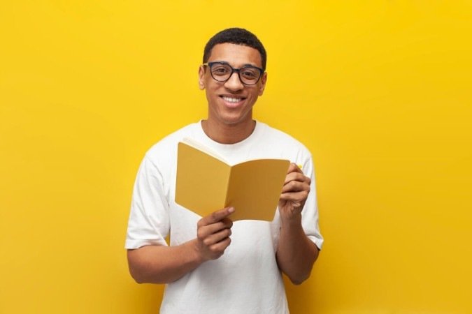 A leitura expande o vocabulário e consolida estruturas gramaticais (Imagem: Bohdan Malitskiy | Shutterstock) - (crédito: EdiCase) A leitura expande o vocabulário e consolida estruturas gramaticais (Imagem: Bohdan Malitskiy | Shutterstock) - (crédito: EdiCase)