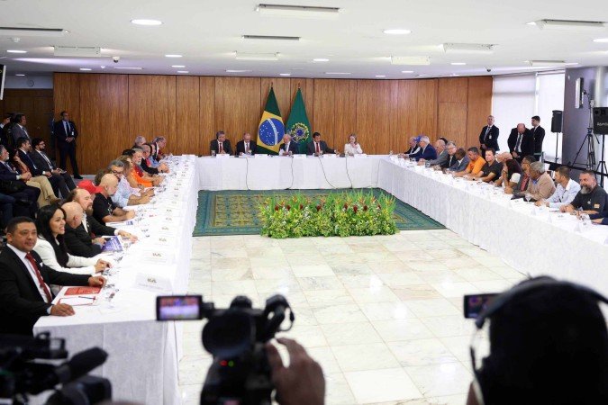 Ao todo, os sindicatos apresentaram 26 demandas para o presidente da República. Os manifestantes acamparam em um espaço próximo ao Teatro Nacional, e marcharam pela manhã rumo ao Congresso Nacional e ao Palácio do Planalto. - (crédito: Valter Campanato/Agência Brasil) Ao todo, os sindicatos apresentaram 26 demandas para o presidente da República. Os manifestantes acamparam em um espaço próximo ao Teatro Nacional, e marcharam pela manhã rumo ao Congresso Nacional e ao Palácio do Planalto. - (crédito: Valter Campanato/Agência Brasil)