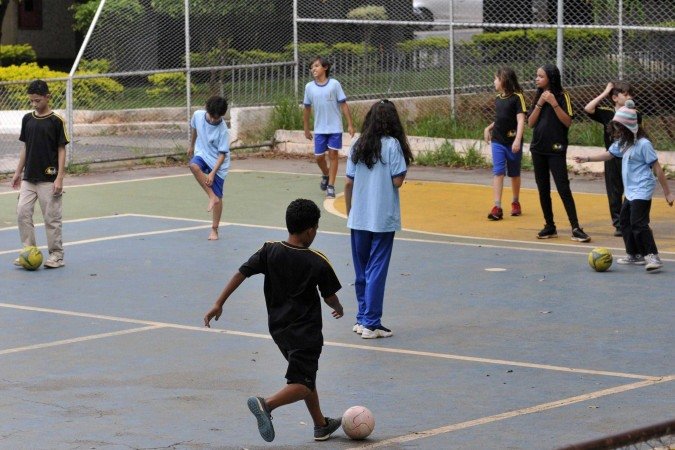 A quadra de esportes na 102 Norte é usada por estudantes para aula de educação física - (crédito: Minervino Júnior/CB) A quadra de esportes na 102 Norte é usada por estudantes para aula de educação física - (crédito: Minervino Júnior/CB)