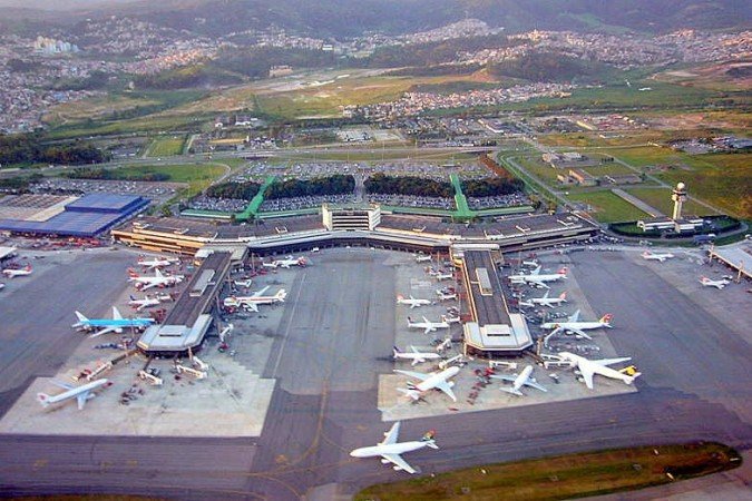 Na capital, as condições meteorológicas adversas impactaram as atividades do maior aeroporto do país e da América do Sul. As fortes rajadas de vento obrigaram o cancelamento de 12 partidas e 10 chegadas -  (crédito: Andomenda - wikimedia commons)