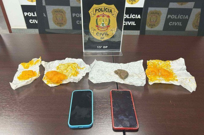 O homem foi encontrado com três porções de crumble e uma porção de haxixe - (crédito: PCDF) O homem foi encontrado com três porções de crumble e uma porção de haxixe - (crédito: PCDF)