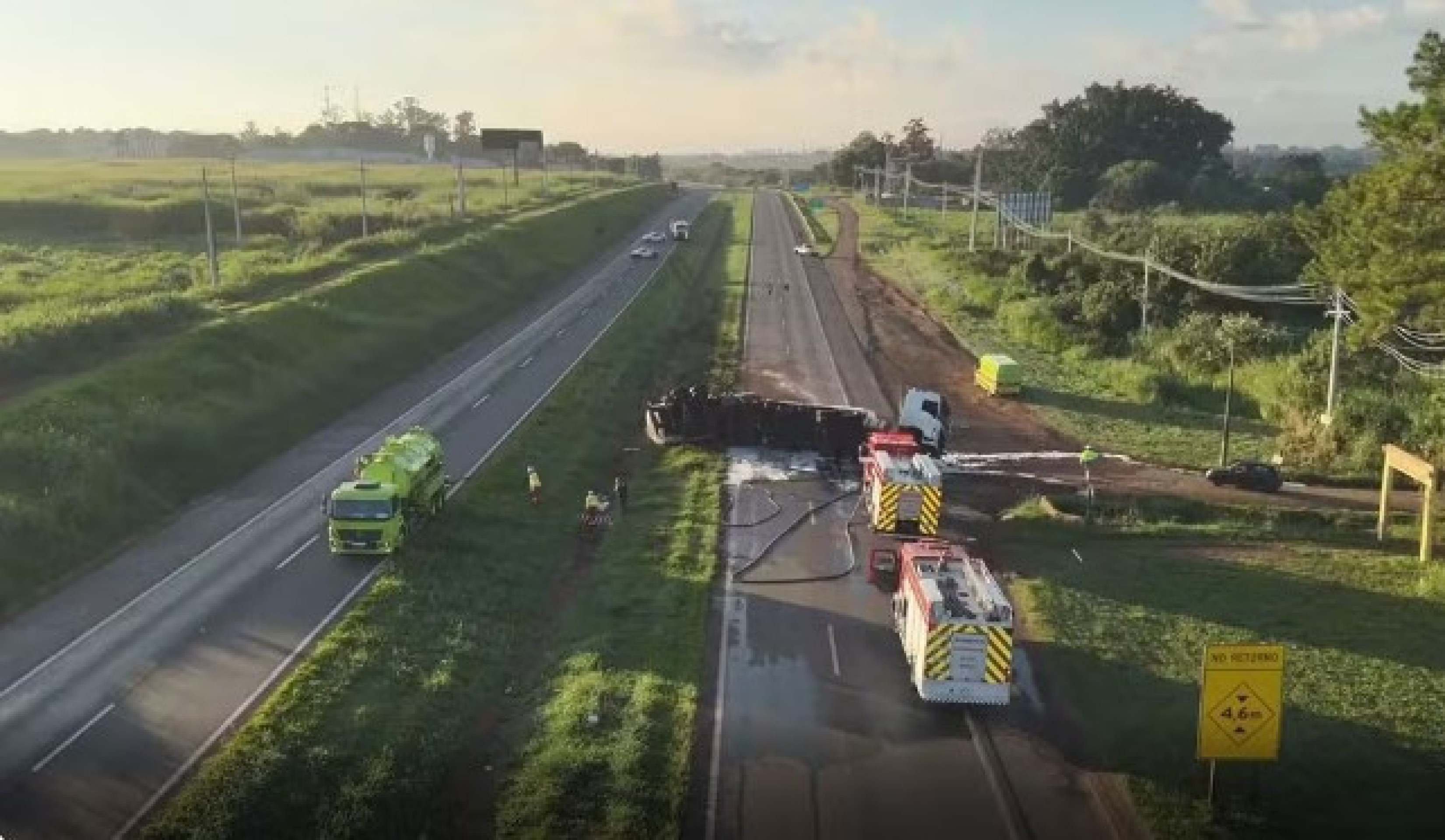 Acidente com caminhão-tanque interdita rodovia em São Paulo Acidente com caminhão-tanque interdita rodovia em São Paulo