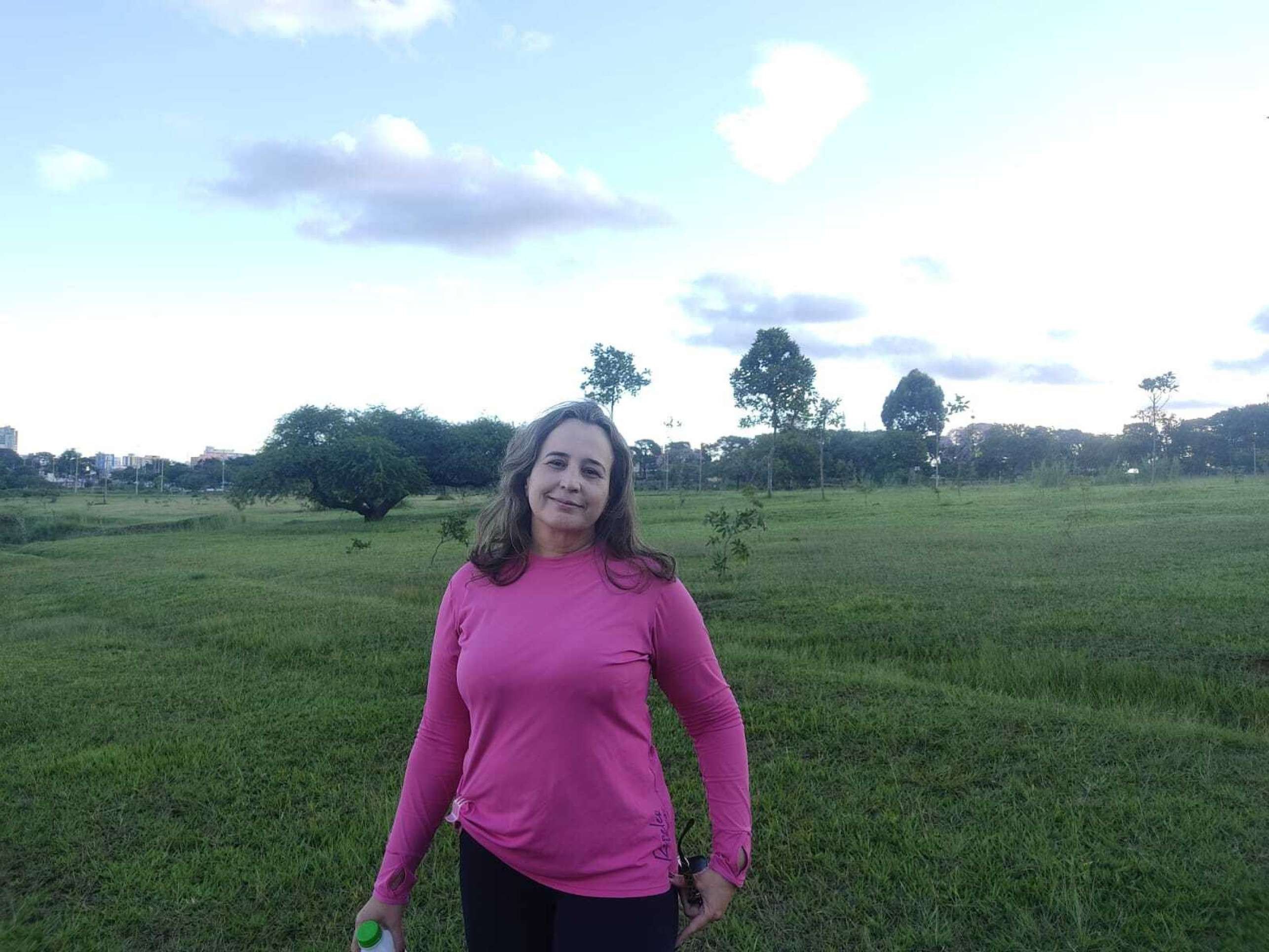 A professora Chaily aproveita suas tardes para caminhar no Taguaparque, um espaço tranquilo em meio à natureza