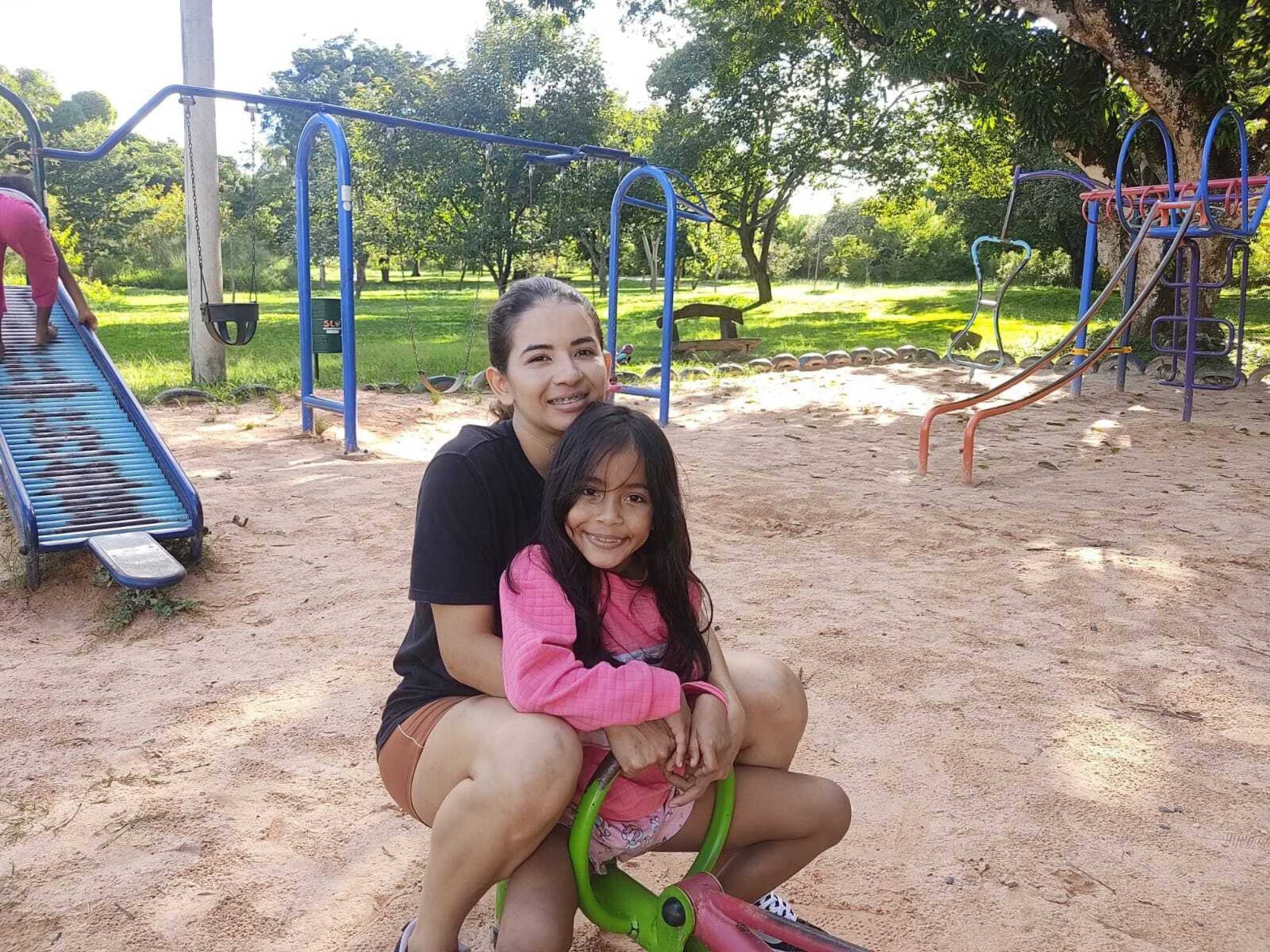 Visitando pela primeira vez o Parque de Águas Claras, Crislaine levou sua filha, Manuele, para brincar ao ar livre