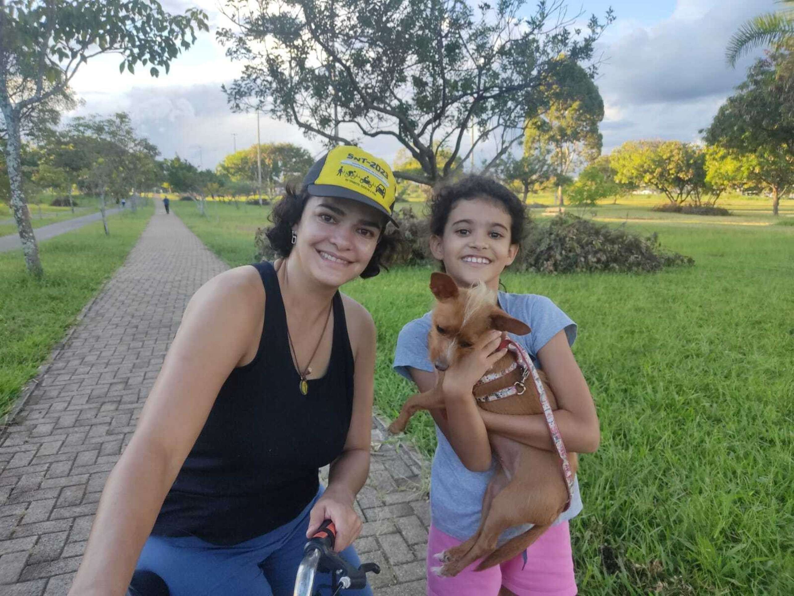 Acompanhada de sua filha, Maria Fernanda, e da pet Zoe, Fernanda adora caminhar no parque em Taguatinga