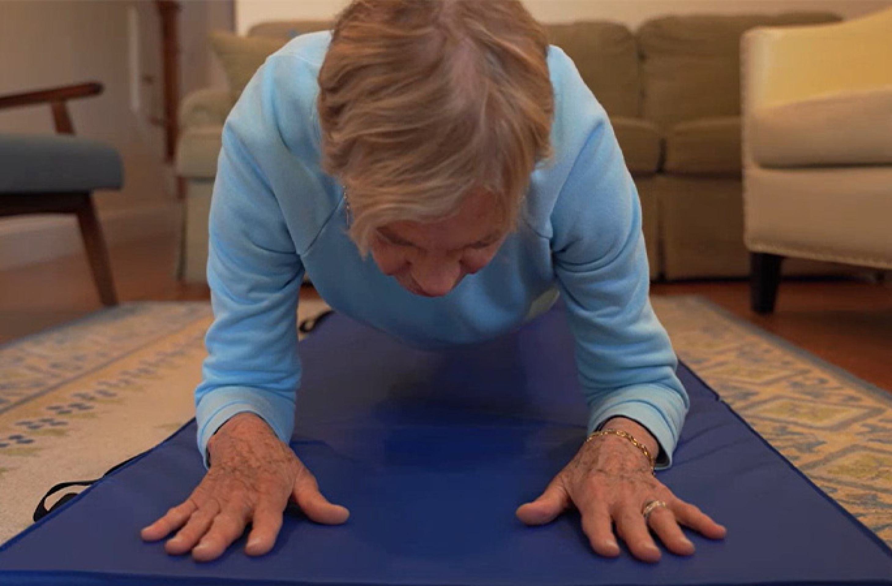 Sarah Blackman (nascida em 3 de junho de 1942, EUA) passou mais de 5 minutos fazendo prancha abdominal e quebrou o recorde mundial 