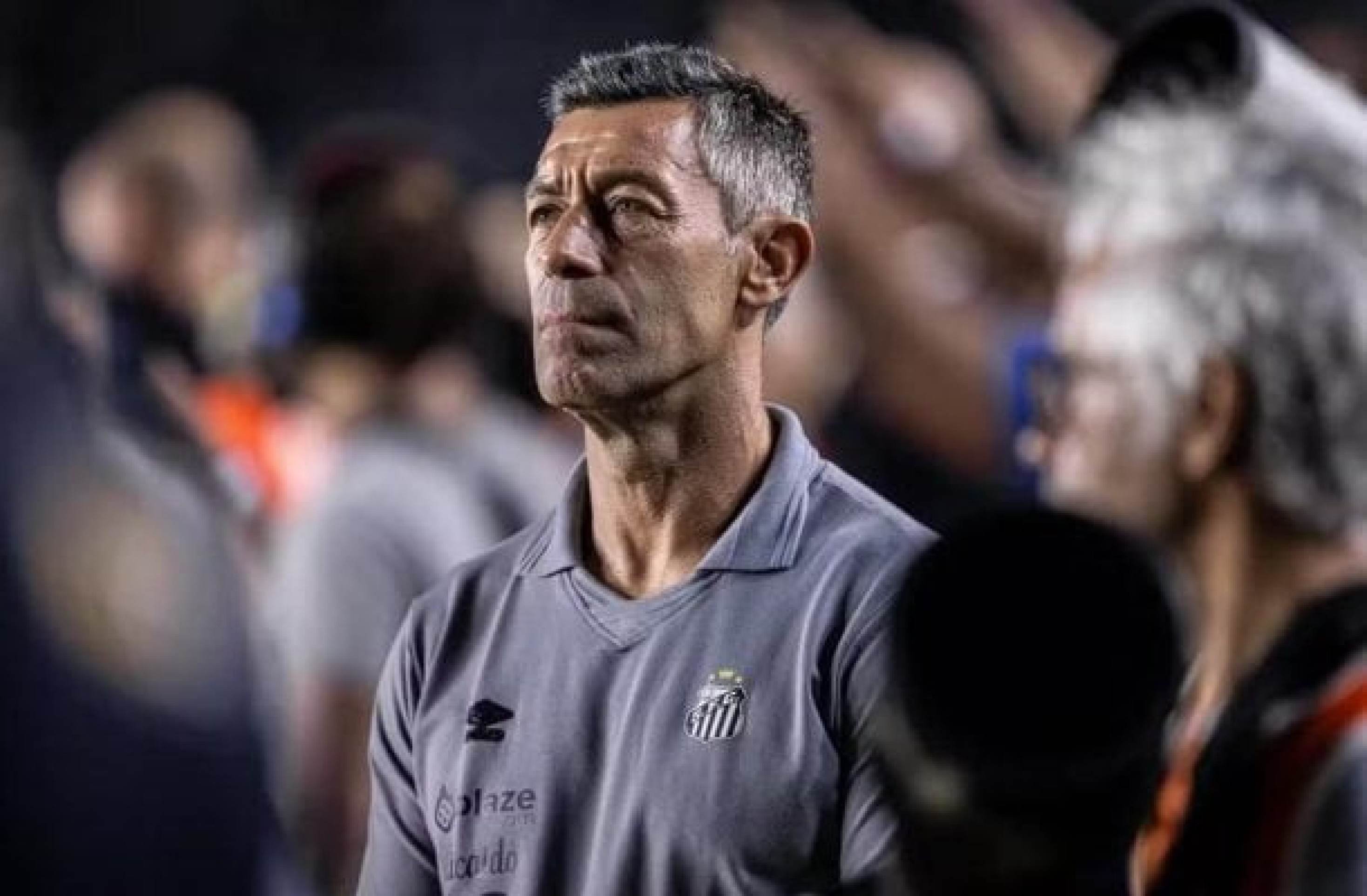 Santos tenta parcelar rescisão com Pedro Caixinha antes de registrar Cléber Xavier