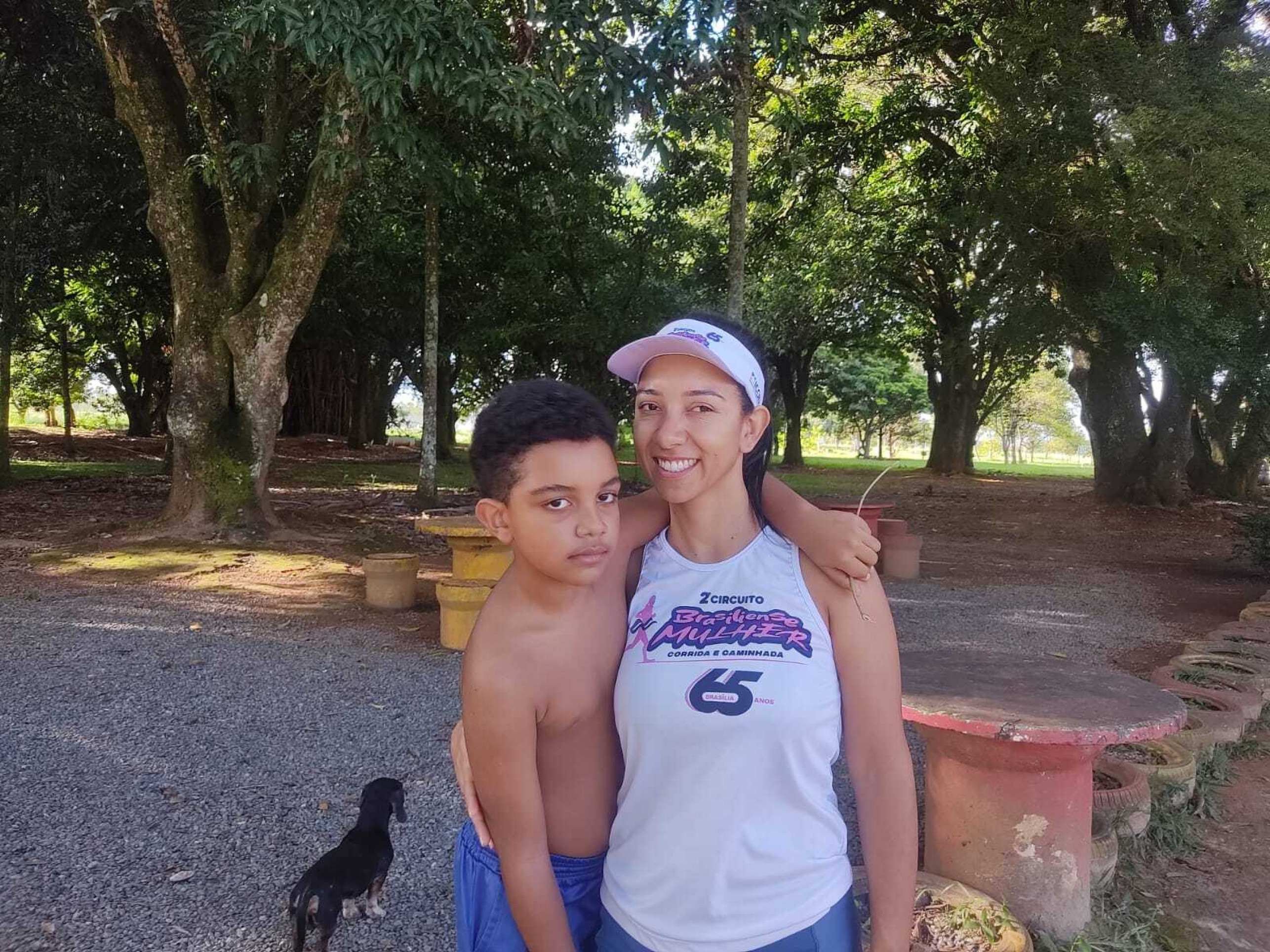 Raiane levou o filho Heitor, 8, para interagir com outras crianças em um ambiente natural: o Parque de Águas Claras