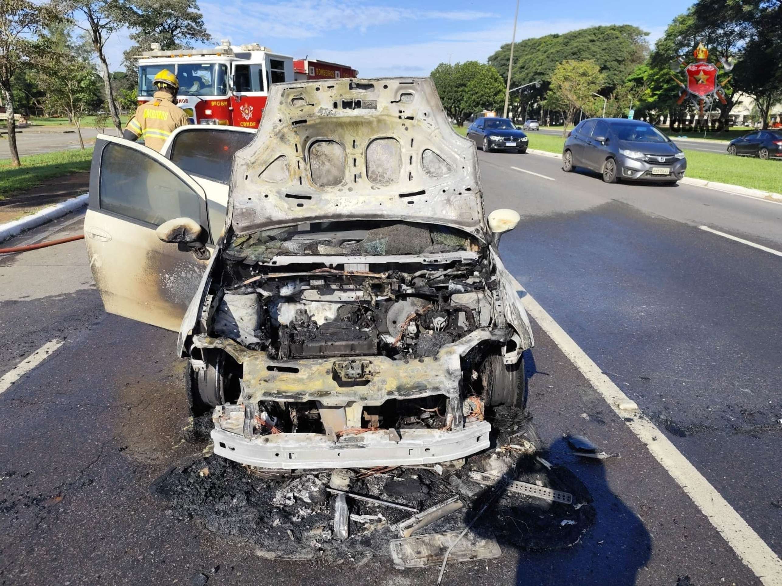 Frente do veículo ficou destruída por conta do fogo