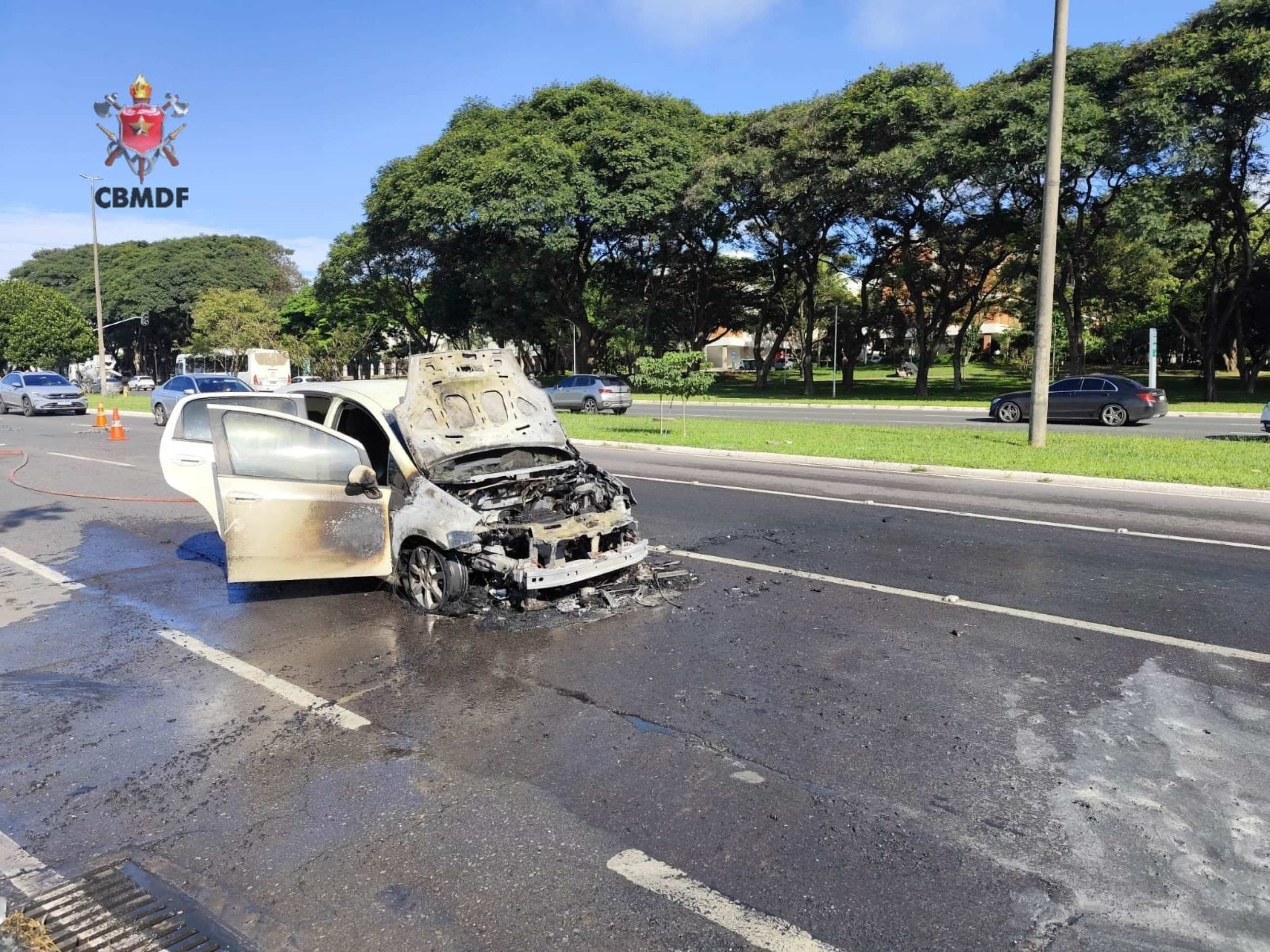 Frente do veículo ficou destruída por conta do fogo