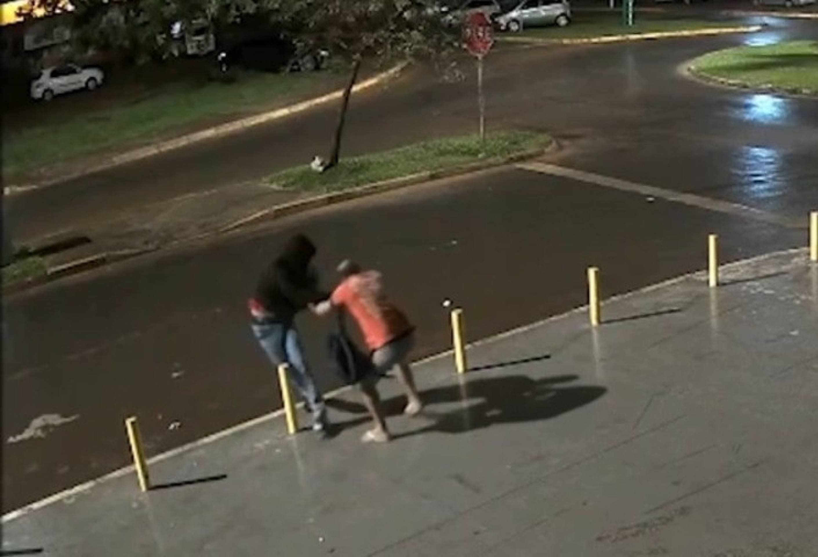Polícia divulga imagens de latrocínio em Taguatinga; suspeito está foragido