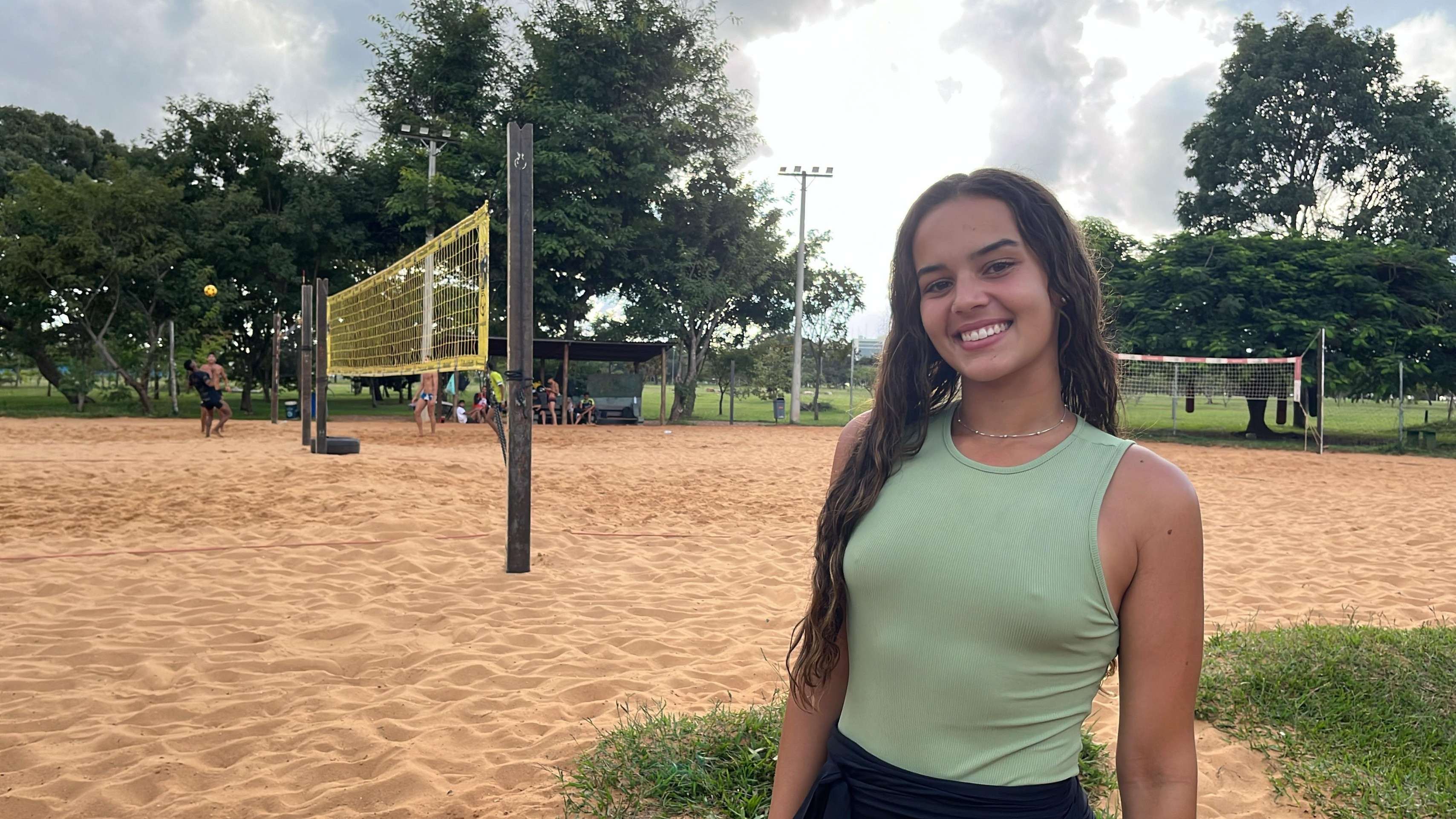 A estudante Maria JúliaTrigueiro, 20 anos,treina futevôlei noParque da Cidade