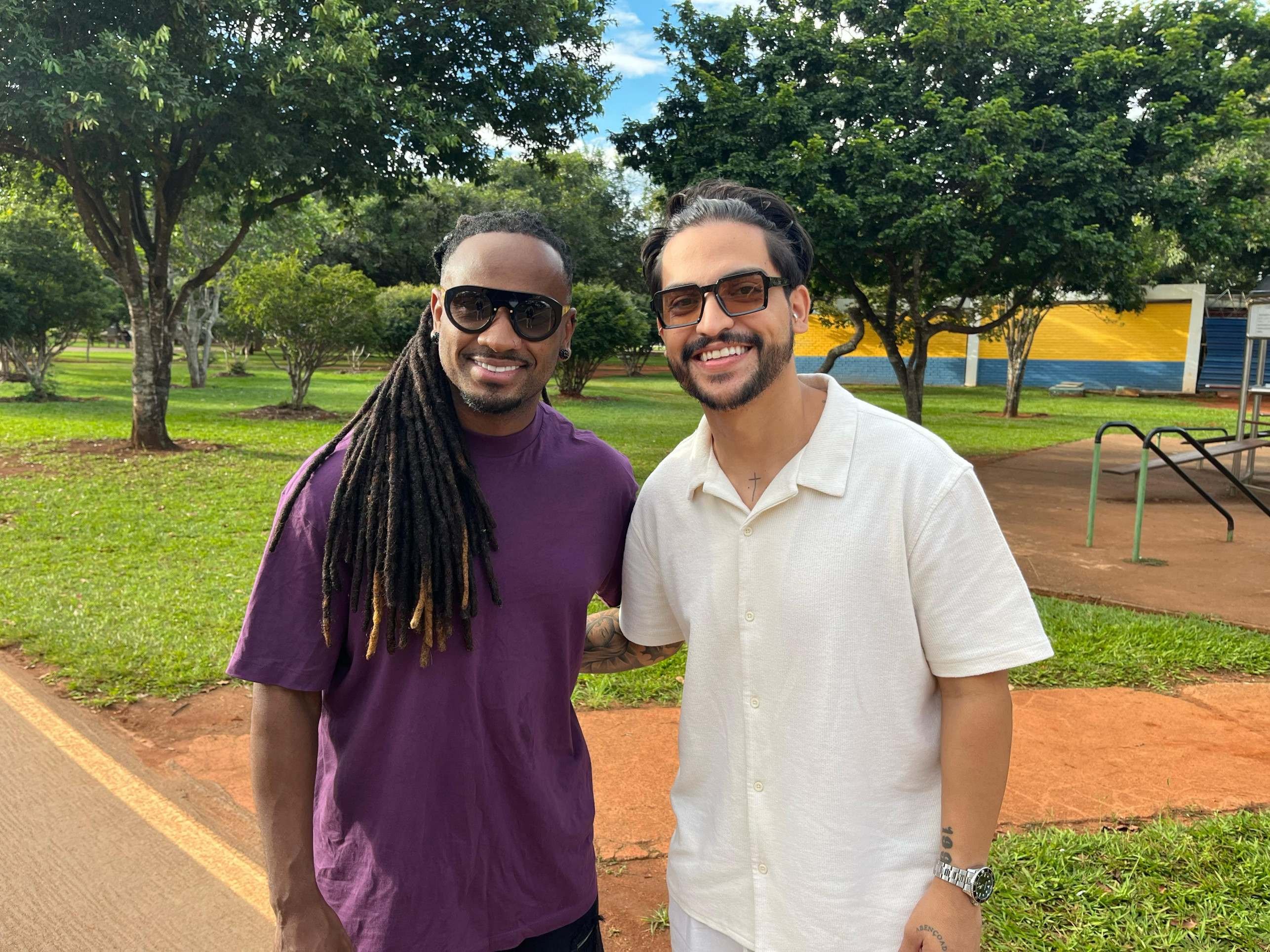 Os músicos Diego Sans, 42, e Matheus Xavier, 30, da esquerda para a direita, escolheram o Parque da Cidade para gravar uma música do grupo de pagode Dexcomplica