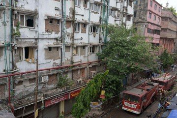  Firefighters gather outside the Rituraj Hotel where a fire brokeout, in Kolkata on April 30, 2025. A fierce fire ripped through a hotel in the Indian city of Kolkata killing at least 15 people, police said on April 30, with some clambering out of windows and onto the rooftop to escape. (Photo by Dibyangshu SARKAR / AFP)       Caption  -  (crédito:  AFP)