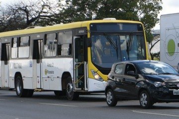  30/04/2025. Ed Alves CB/DA Press. Cidades. Acidente - Carro x Onibus - Proximo da Catedral.  -  (crédito:   Ed Alves CB/DA Press)