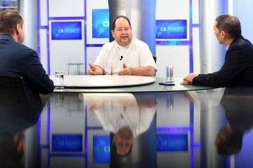 O vigário-geral da Arquidiocese de Brasília, padre Eduardo Peters, em entrevista aos jornalistas Carlos Alexandre de Souza (D) e Roberto Fonseca -  (crédito:   Ed Alves CB/DA Press)