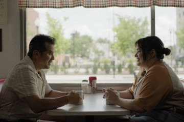 John Leguizamo e Barbie Ferreira divertem o público em Um pai para Lily  -  (crédito: Divulgação )