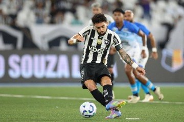 Alex Telles cobra pênalti para o Botafogo: lateral-esquerdo marcou o único gol da partida no Estádio Nilton Santos -  (crédito: Vitor Silva/Botafogo)
