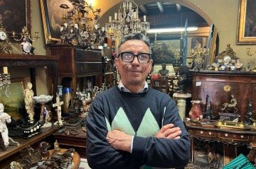 Angelo Astrologo, dono de antiquário, espera por papa que traga paz ao mundo