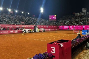 João Fonseca troca bolas com o adversário holandês no saibro, em Portugal: derrota contundente na primeira rodada -  (crédito: Divulgação/Millenium Estoril Open)