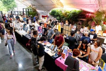 Rabiscão, evento gratuito e aberto ao público que promove a difusão da arte gráfica autoral e oferece um espaço de comercialização direta entre artistas e o público - (crédito: Divulgação/Secec-DF) Rabiscão, evento gratuito e aberto ao público que promove a difusão da arte gráfica autoral e oferece um espaço de comercialização direta entre artistas e o público - (crédito: Divulgação/Secec-DF)
