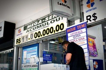 Mega-Sena acumula e prêmio chega a R$ 11 milhões -  (crédito: Ed Alves/CB/DA Press)