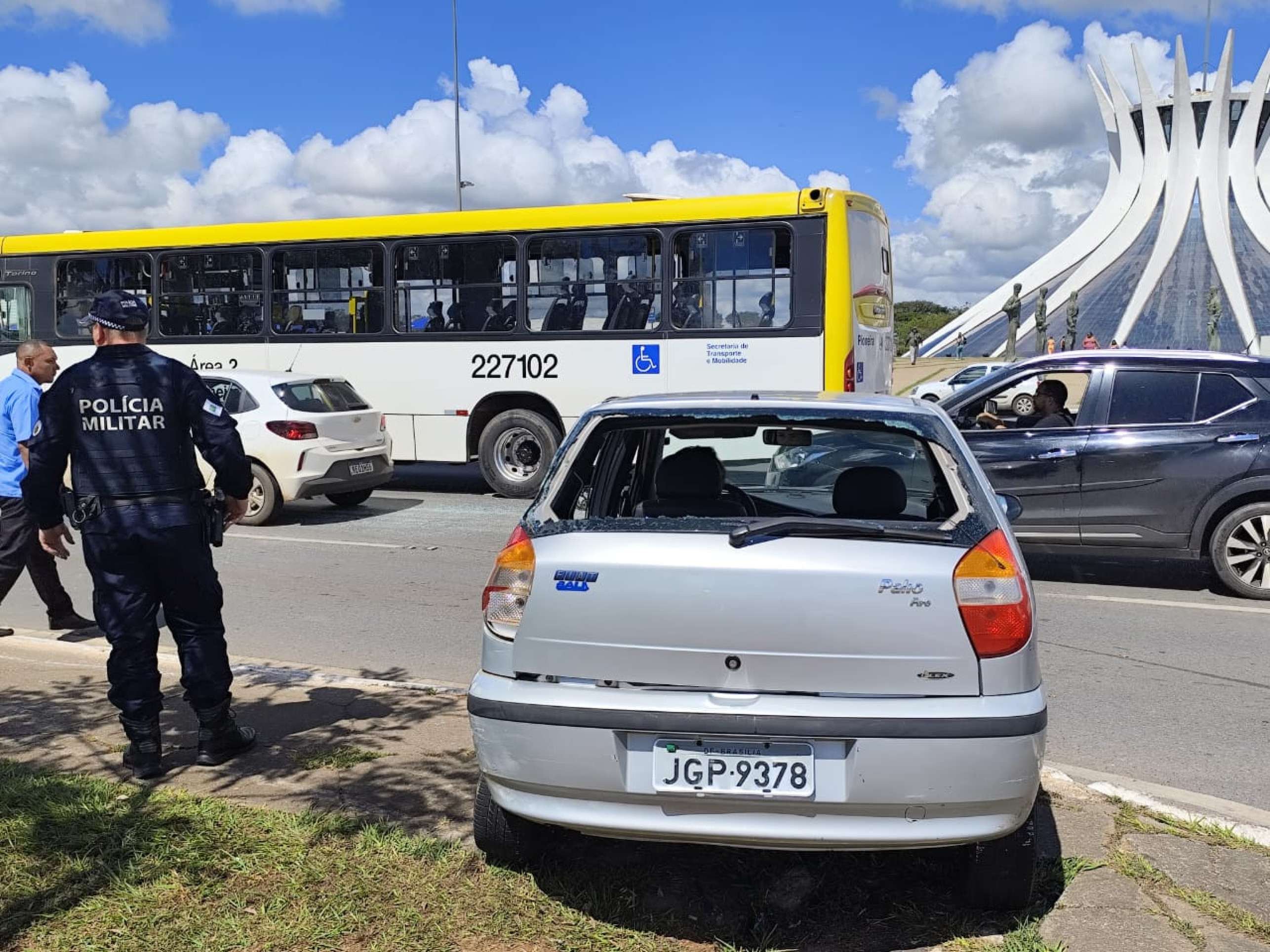 Ônibus colide com carro em frente à Catedral, na manhã desta quarta (30/4)