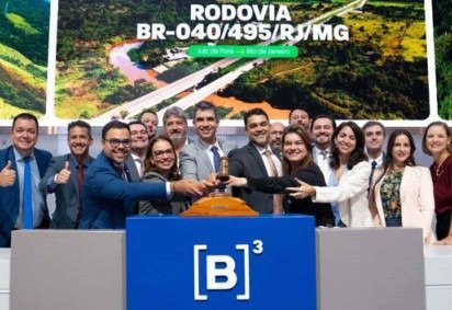 Membros do consórcio vencedor, da ANTT e Ministério dos Transportes celebram sucesso do leilão da BR-040 entre Juiz de Fora e Rio de Janeiro -  (crédito: eff D'Avila/Coordenação-Geral de Comunicação - ANTT.)