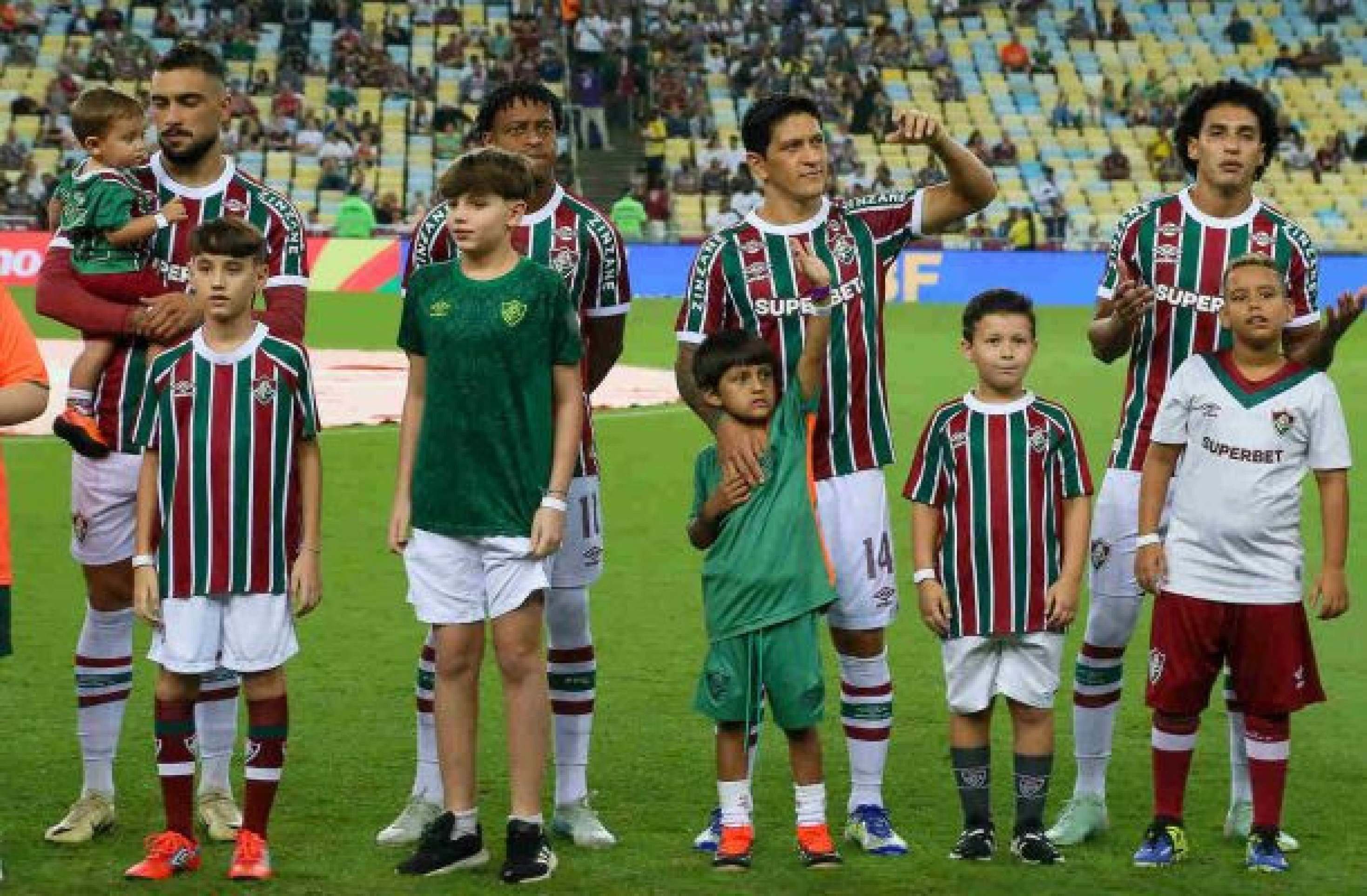 Cano, do Fluminense, sofre distensão no joelho esquerdo