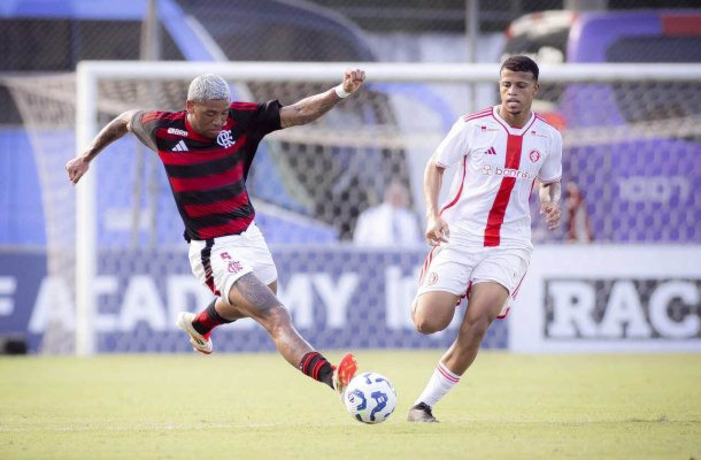 Flamengo vence, sobe na tabela e complica Inter no Brasileirão Sub-20