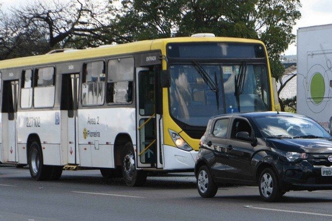 30/04/2025. Ed Alves CB/DA Press. Cidades. Acidente - Carro x Onibus - Proximo da Catedral. - (crédito: Ed Alves CB/DA Press) 30/04/2025. Ed Alves CB/DA Press. Cidades. Acidente - Carro x Onibus - Proximo da Catedral. - (crédito: Ed Alves CB/DA Press)