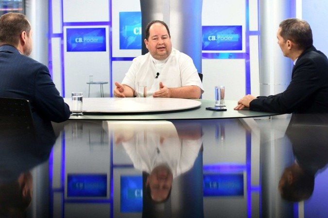 O vigário-geral da Arquidiocese de Brasília, padre Eduardo Peters, em entrevista aos jornalistas Carlos Alexandre de Souza (D) e Roberto Fonseca - (crédito: Ed Alves CB/DA Press) O vigário-geral da Arquidiocese de Brasília, padre Eduardo Peters, em entrevista aos jornalistas Carlos Alexandre de Souza (D) e Roberto Fonseca - (crédito: Ed Alves CB/DA Press)