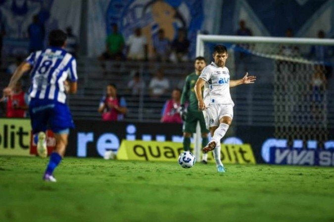 Kannemann rechaça a bola da defesa do Grêmio. Gaúchos perdem para o CSA, fora de casa, pela Copa do Brasil -  (crédito: Foto: Divulgação Grêmio)