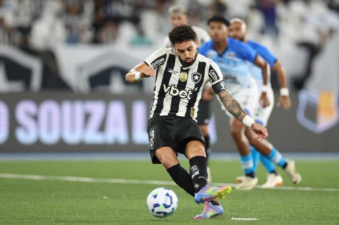 Alex Telles cobra pênalti para o Botafogo: lateral-esquerdo marcou o único gol da partida no Estádio Nilton Santos - (crédito: Vitor Silva/Botafogo) Alex Telles cobra pênalti para o Botafogo: lateral-esquerdo marcou o único gol da partida no Estádio Nilton Santos - (crédito: Vitor Silva/Botafogo)