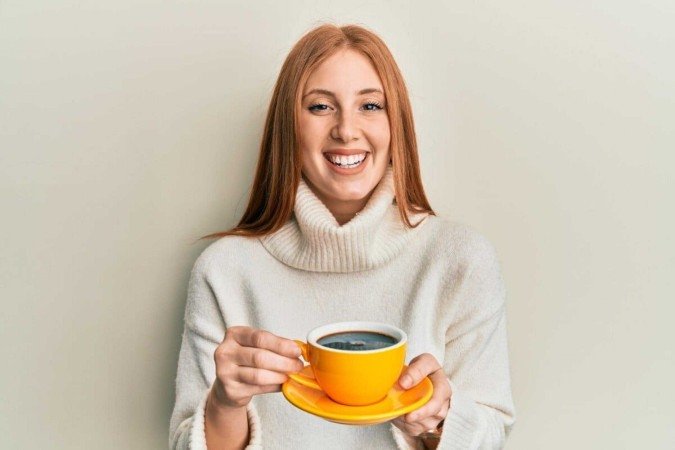 Beber café de forma saudável é possível, desde que seja combinado com práticas de higiene adequadas e moderação (Imagem: Krakenimages.com | Shutterstock) - (crédito: EdiCase) Beber café de forma saudável é possível, desde que seja combinado com práticas de higiene adequadas e moderação (Imagem: Krakenimages.com | Shutterstock) - (crédito: EdiCase)