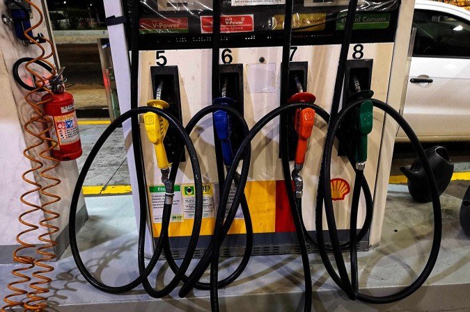 A exceção ao movimento de baixa foi a região Centro-Oeste, onde ambos os combustíveis apresentaram alta: a gasolina subiu 0,77%, alcançando R$ 6,55, e o etanol teve incremento de 1,37%, com preço médio de R$ 4,45
- A exceção ao movimento de baixa foi a região Centro-Oeste, onde ambos os combustíveis apresentaram alta: a gasolina subiu 0,77%, alcançando R$ 6,55, e o etanol teve incremento de 1,37%, com preço médio de R$ 4,45
-
