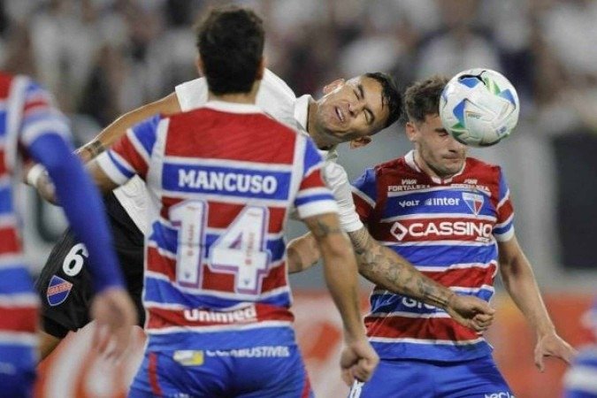 Colo-Colo e Fortaleza empatavam em 0 a 0 quando jogo foi suspenso - (crédito: Foto: Reprodução / Conmebol) Colo-Colo e Fortaleza empatavam em 0 a 0 quando jogo foi suspenso - (crédito: Foto: Reprodução / Conmebol)