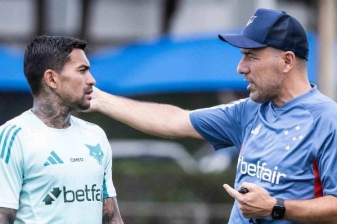 SEM PRESSA! Dudu volta aos treinos do Cruzeiro, mas rescisão ainda parece o caminho mais óbvio