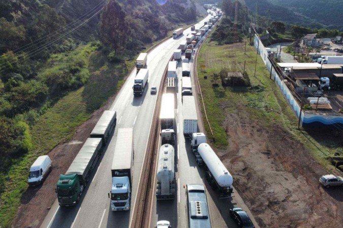 Imagens feitas na serra de Igarapé, caminhão tomba e fecha BR-381 na Grande BH - (crédito: Leandro Couri/ EM/D.A Press) Imagens feitas na serra de Igarapé, caminhão tomba e fecha BR-381 na Grande BH - (crédito: Leandro Couri/ EM/D.A Press)