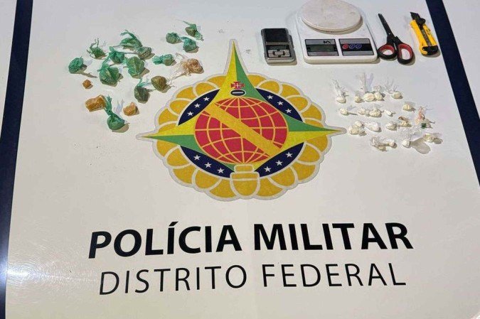 Ao perceber a aproximação da viatura, o indivíduo que estava com droga fugiu e deixou para trás uma sacola com os entorpecentes - (crédito: Divulgação/PMDF) Ao perceber a aproximação da viatura, o indivíduo que estava com droga fugiu e deixou para trás uma sacola com os entorpecentes - (crédito: Divulgação/PMDF)