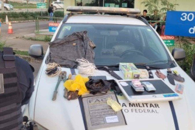Os homens foram avistados tendo comportamento suspeitos, carregando duas mochilas volumosas nas costas - (crédito: Divulgação/PMDF) Os homens foram avistados tendo comportamento suspeitos, carregando duas mochilas volumosas nas costas - (crédito: Divulgação/PMDF)