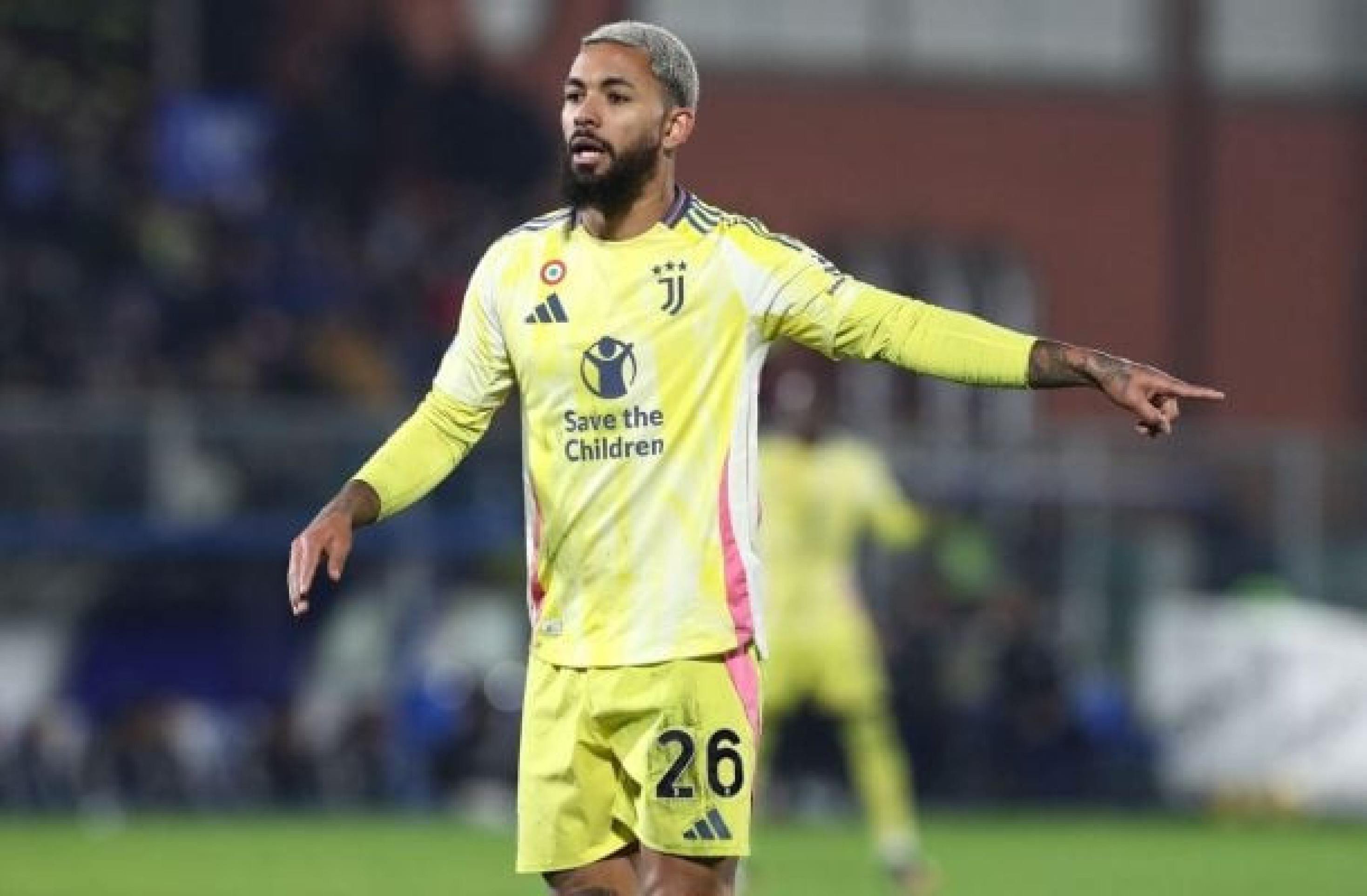 Sem espaço na Juventus, Douglas Luiz desabafa após críticas de torcedor