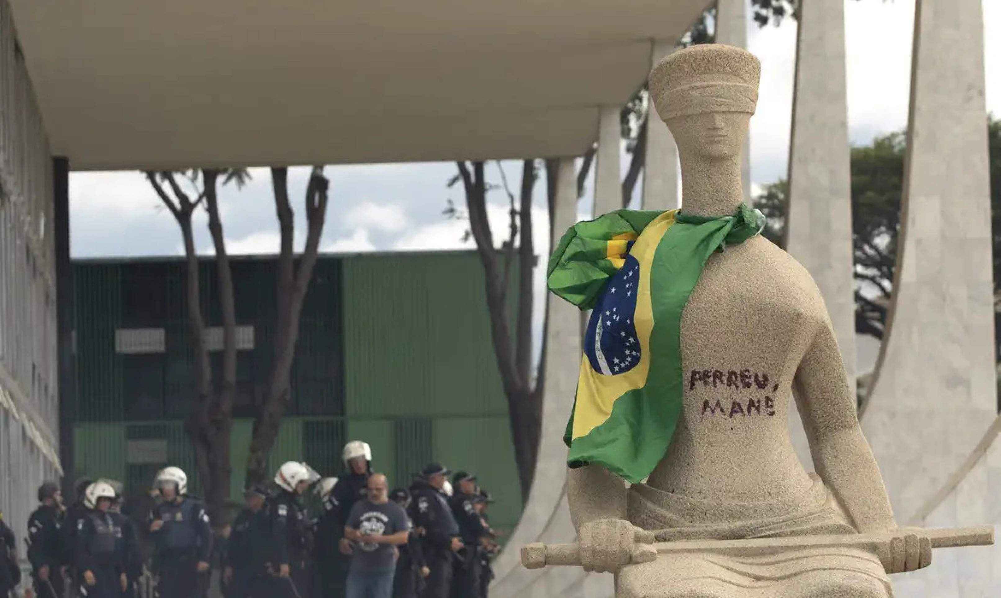 Pesquisa indica que 70% consideram injusta pena por pichação do batom Pesquisa indica que 70% consideram injusta pena por pichação do batom