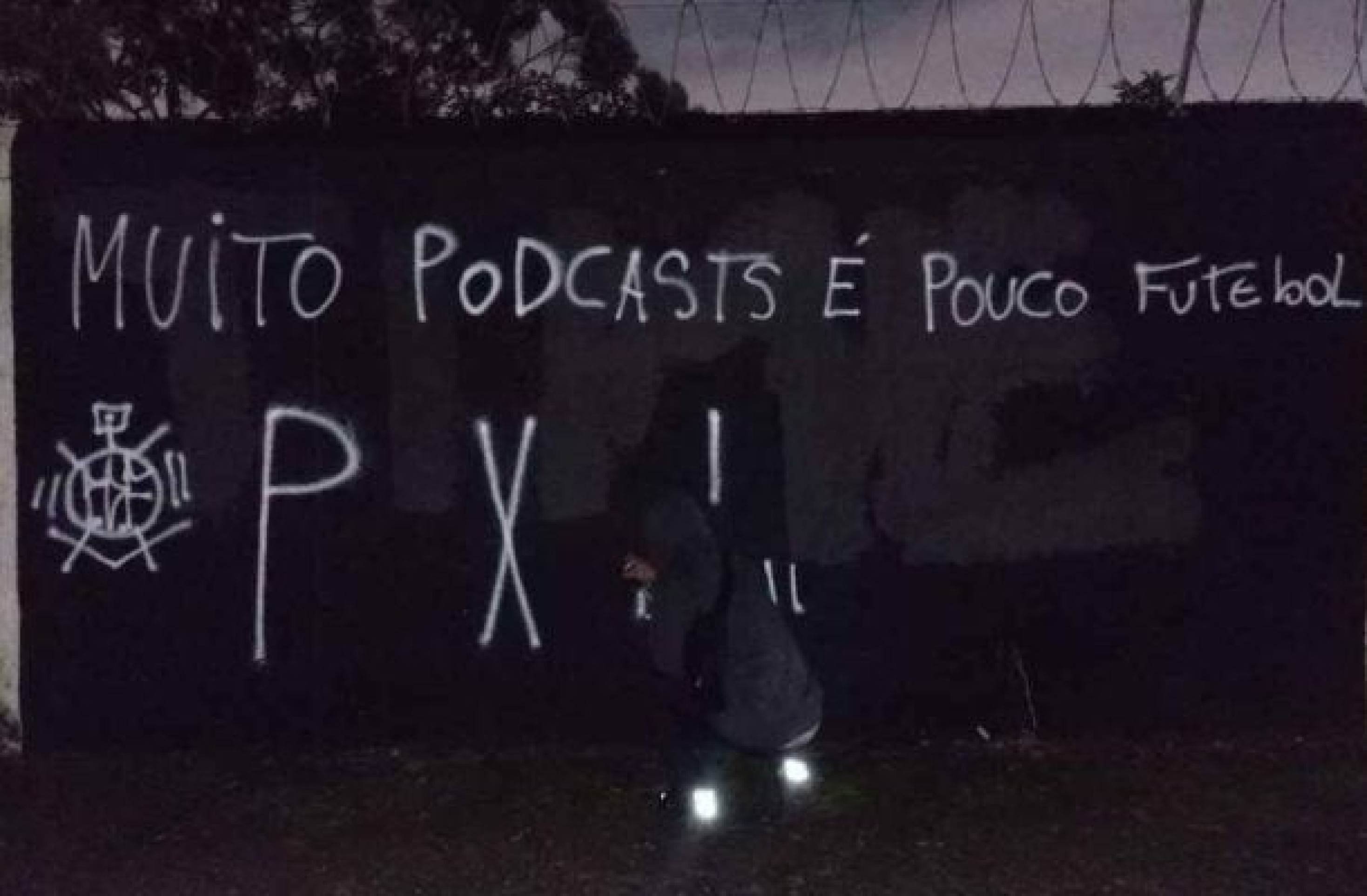 Sede do Corinthians tem muros pichados: ‘Muito podcast e pouco futebol’