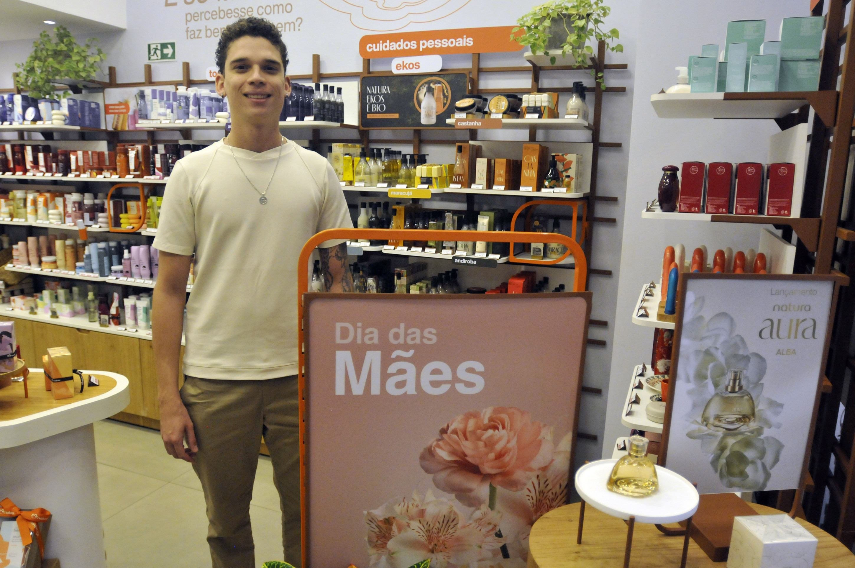 Matheus Borges, franqueado da Natura, espera R$ 140 de ticket médio 30/04/2025. Crédito: Minervino Júnior/CB/D.A Press. Brasil. Brasilia - DF. Dia das Mães. Lojistas e consumidores no Shopping Patio Brasil. Mateus Borges Lopes. Loja Natura.