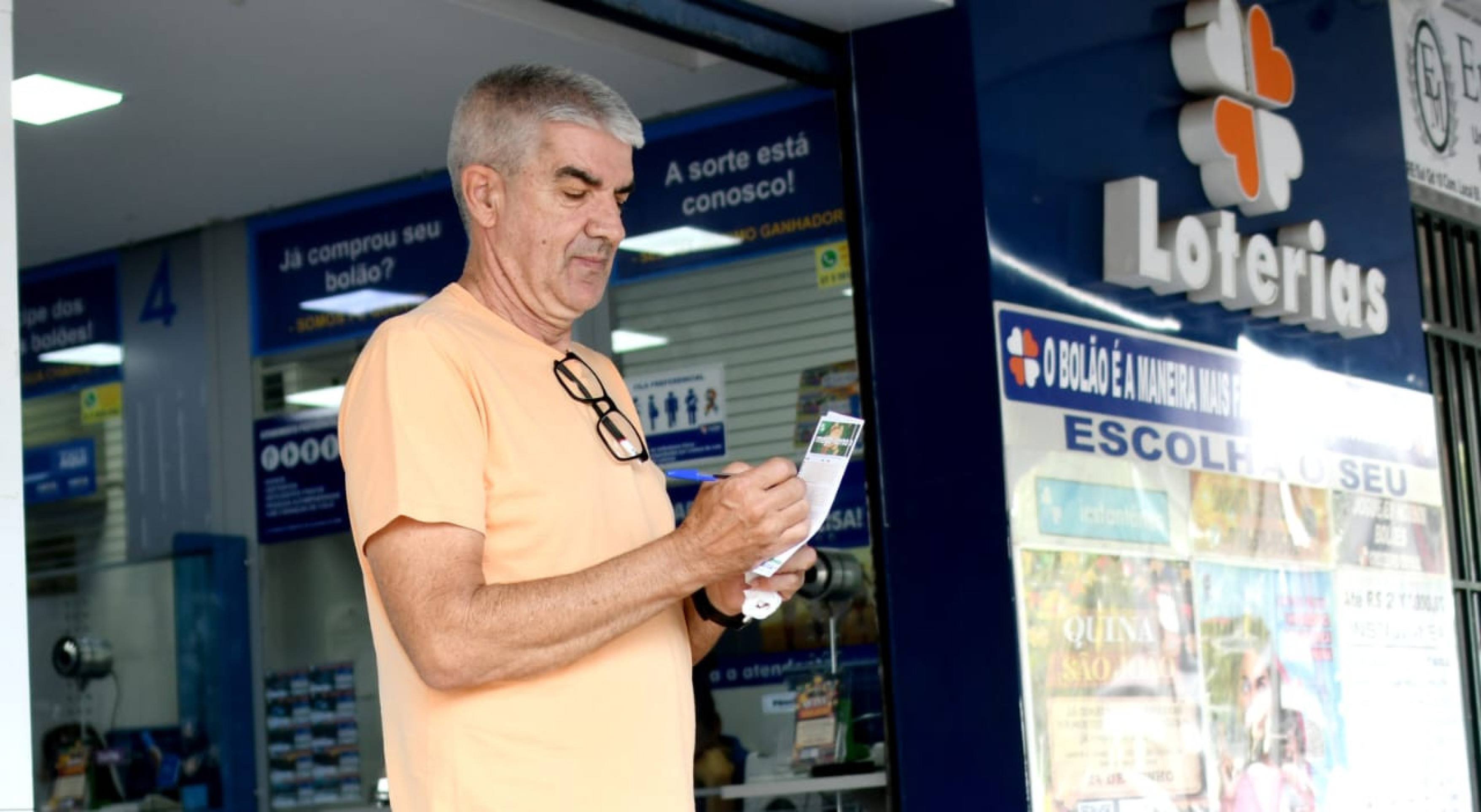 Cláudio Carneiro aposta com frequência e costuma participar dos tradicionais bolões entre os colegas de trabalho