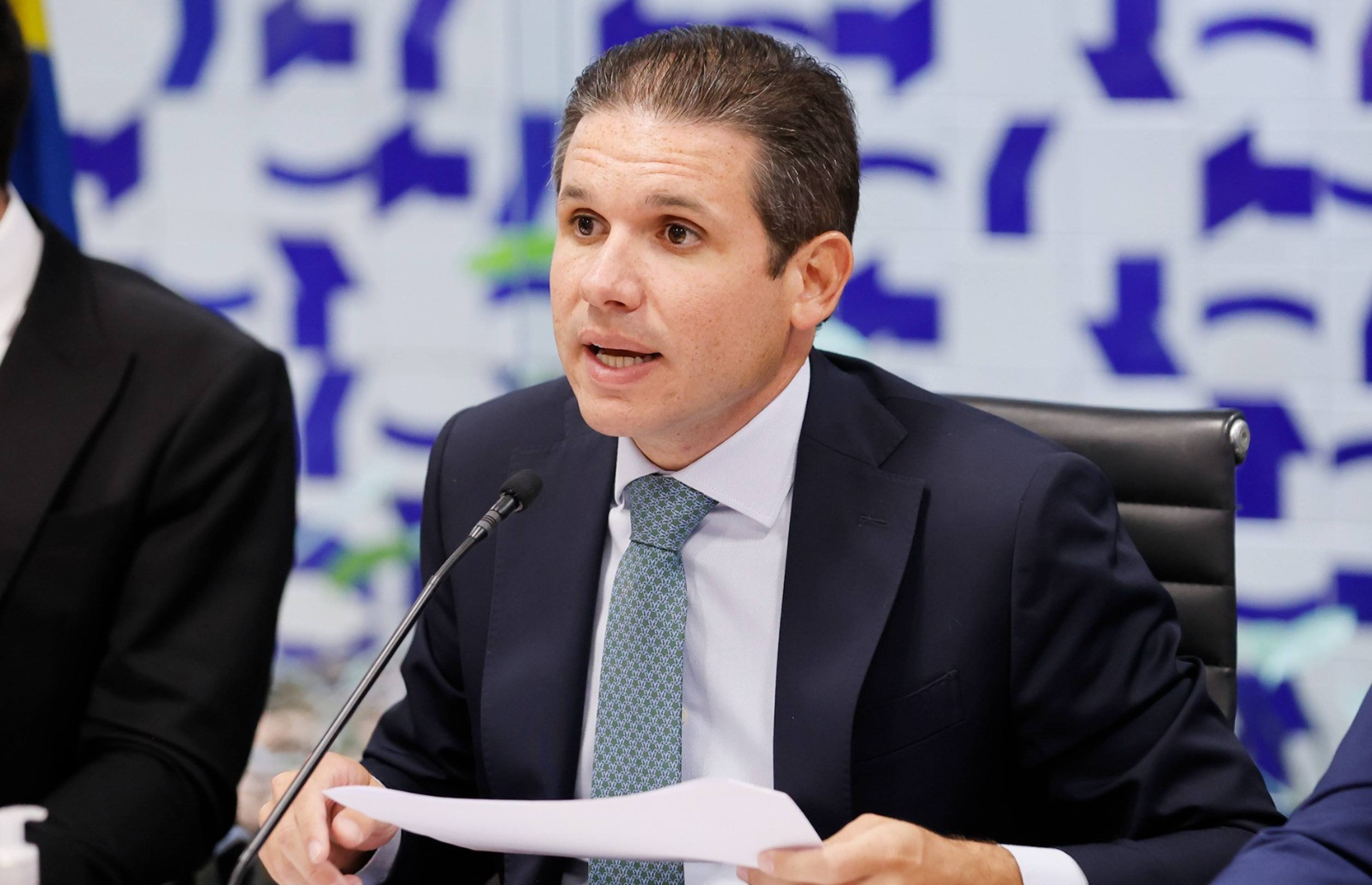 Bolsonaro afirma manter contato com Hugo Motta