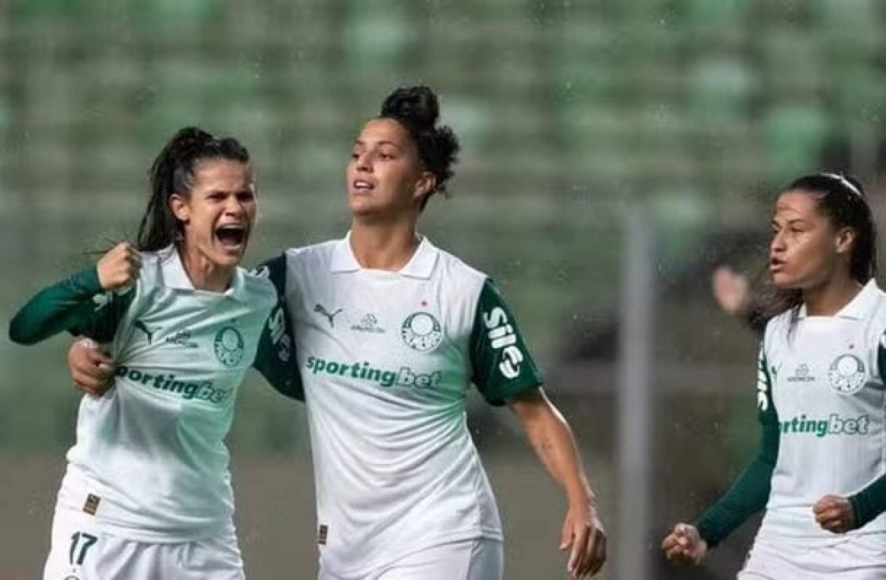 Amanda Gutierres faz três, Palmeiras goleia o Juventude e sobe no Brasileirão