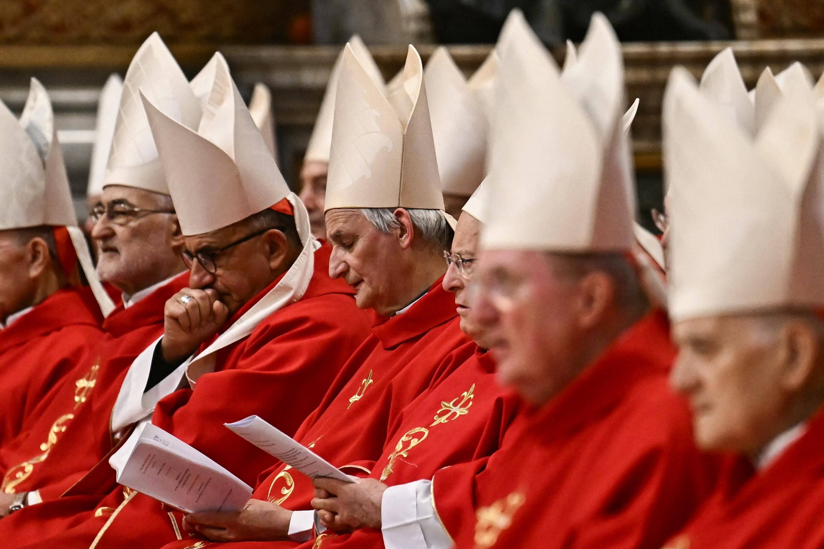  O cardeal italiano Matteo Maria Zuppi (C) comparece à missa do Sexto Novemdiale na Basílica de São Pedro ao lado de outros cardeais, após o funeral do Papa e antes do conclave, no Vaticano, em 1º de maio de 2025. (Foto de Filippo MONTEFORTE / AFP)
      